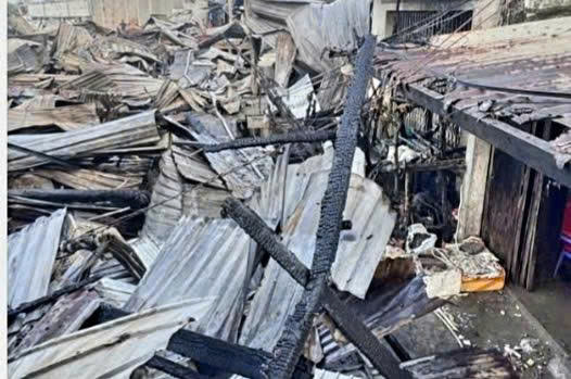 Nhiều căn nhà bị cháy... Ảnh: CTV