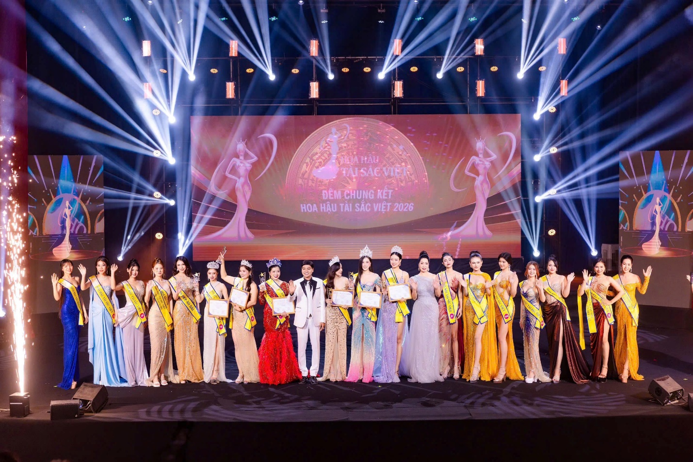 Ban tổ chức và Top 20 thí sinh Hoa hậu Tài Sắc Việt 2026
