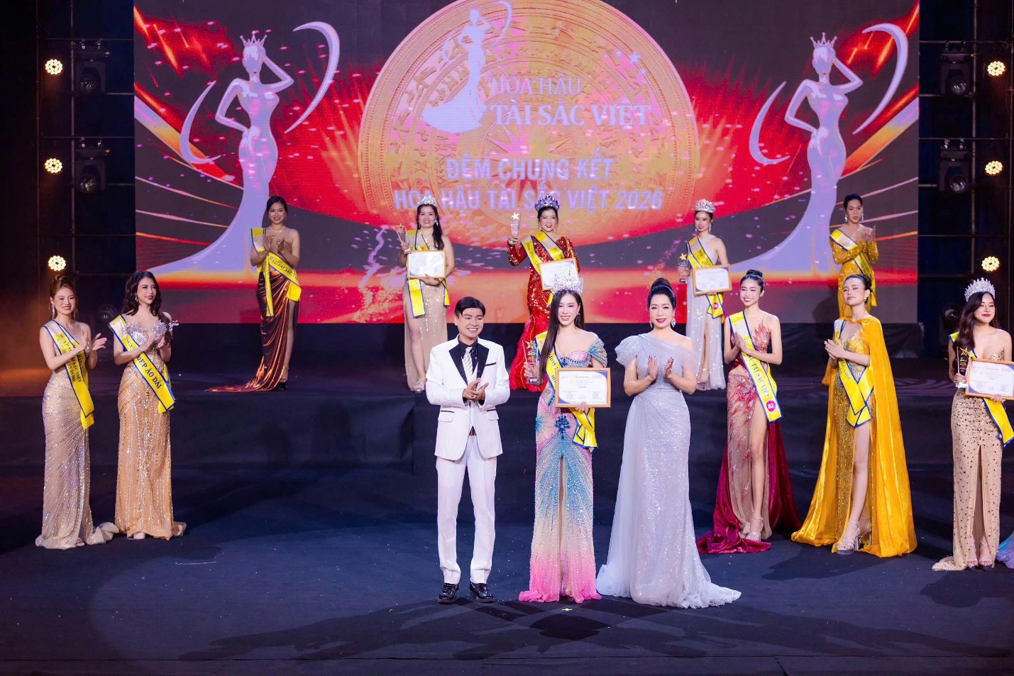 Ban tổ chức trao giải thưởng cho tân hoa hậu - Trần Ái Tiên - Ảnh: GO.TV