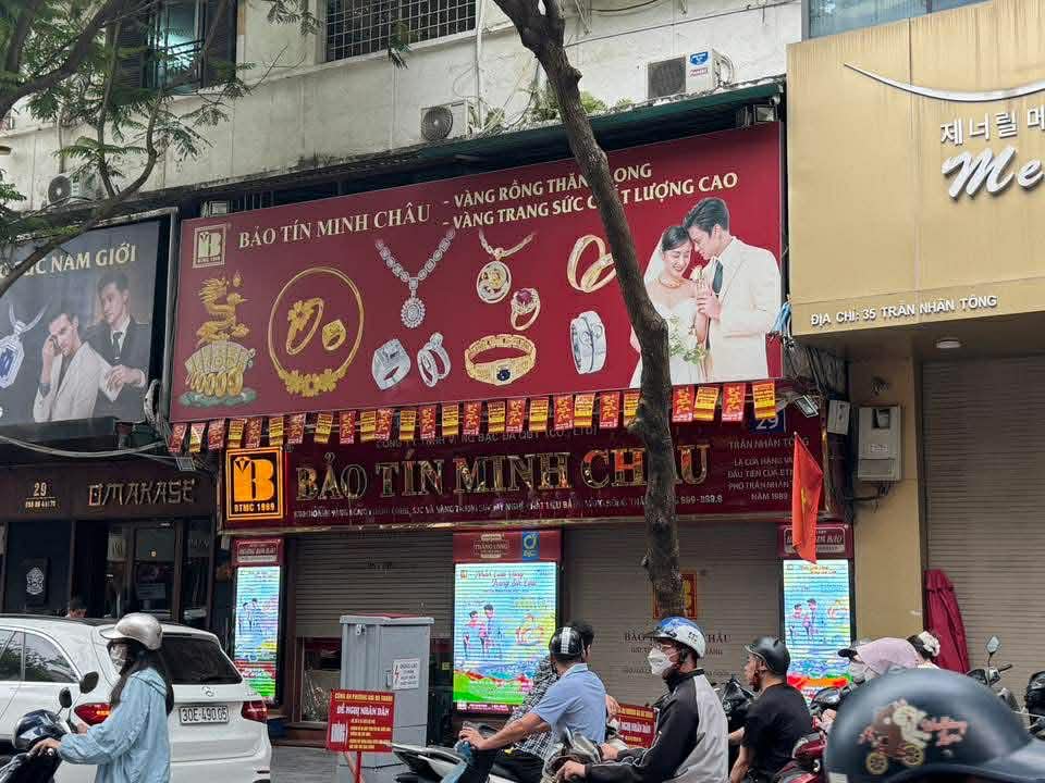 Cửa hàng vàng Bảo Tín Minh Châu đóng cửa vào chiều 25/3 - Ảnh: N.A