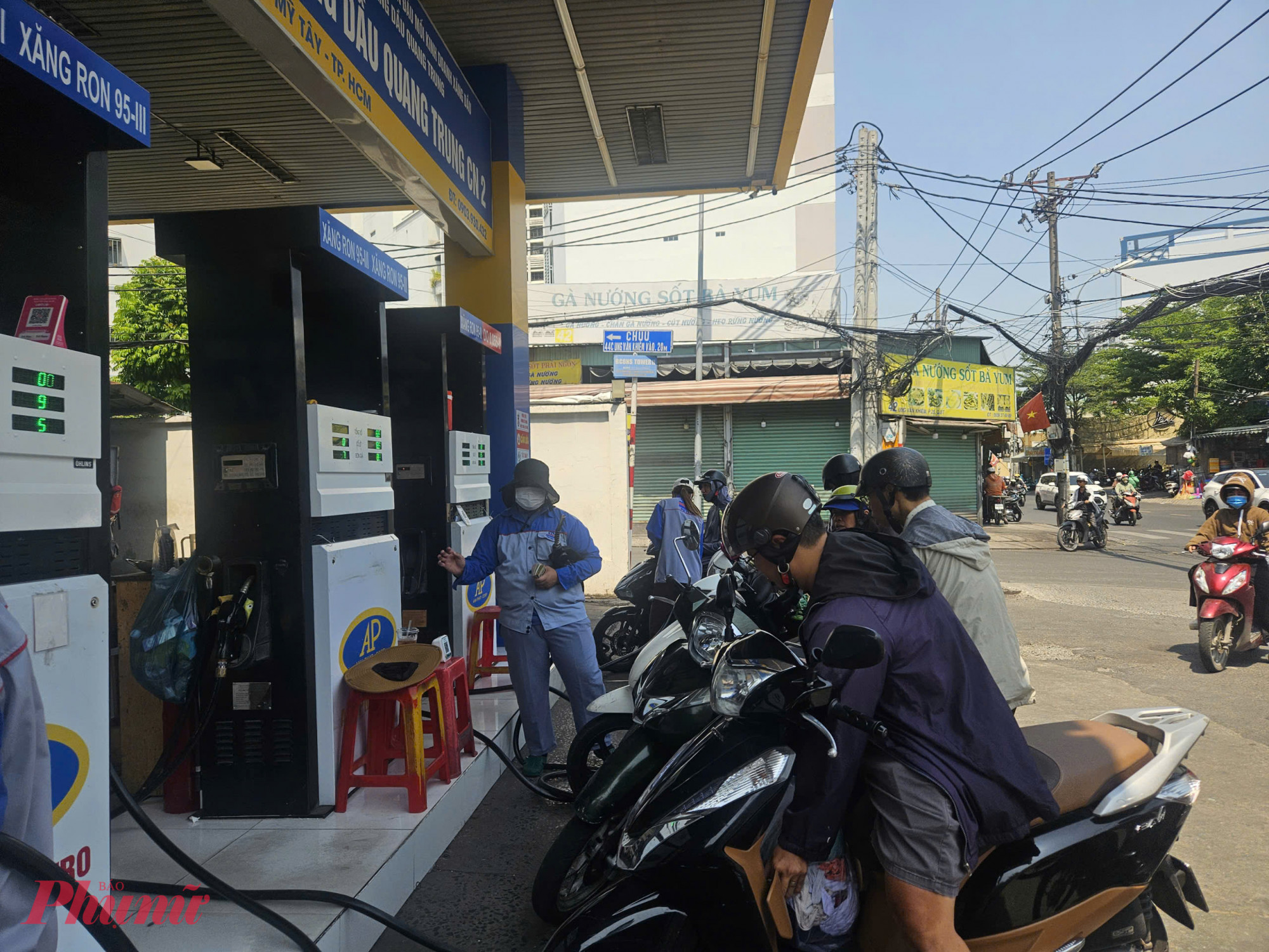 Giá xăng giảm gần 4.000 đồng/lít từ 2g chiều nay - Ảnh: Ngọc Thùy