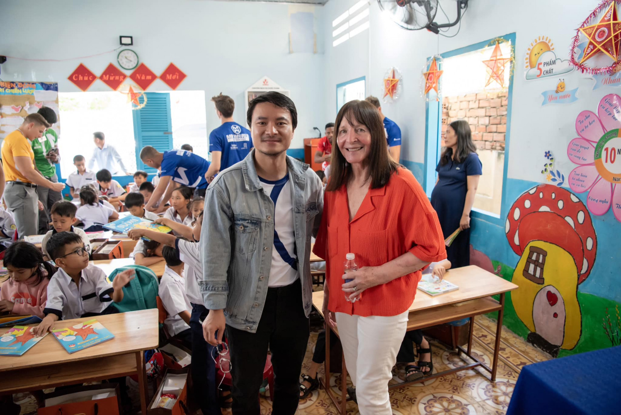 Đạo diễn Hoàng Nhật Nam và bà Julia Morley, chủ tịch cuộc thi Hoa hậu Thế giới