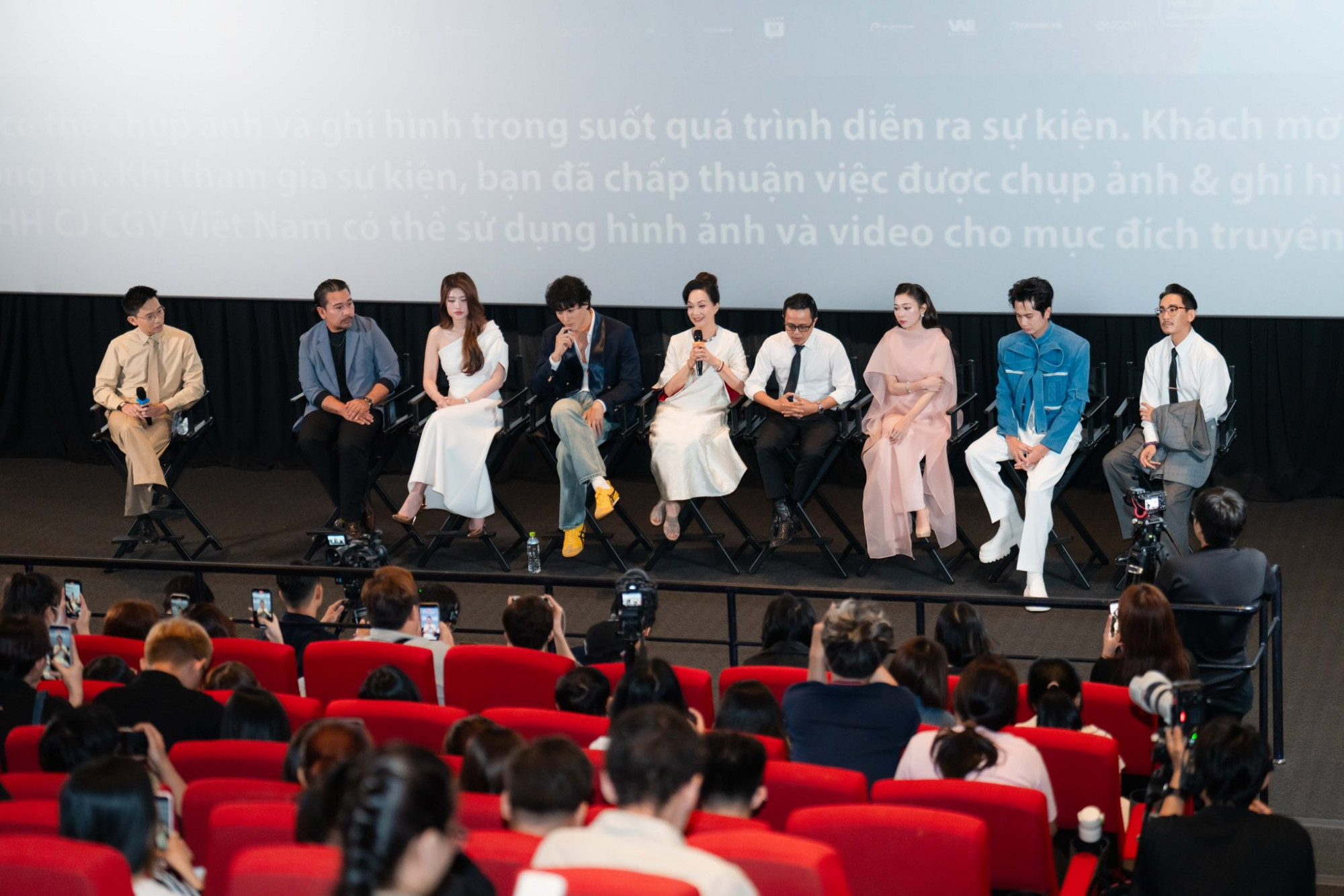 Đoàn phim giao lưu với giới truyền thông vào chiều 25/3, tại TPHCM