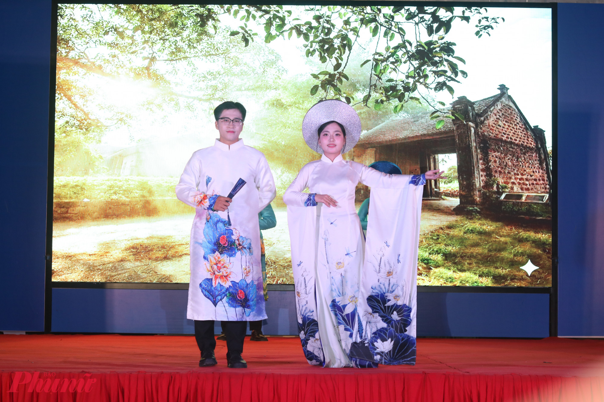 Các thí sinh tự tin sánh bước - Ảnh: Mẫn Nhi