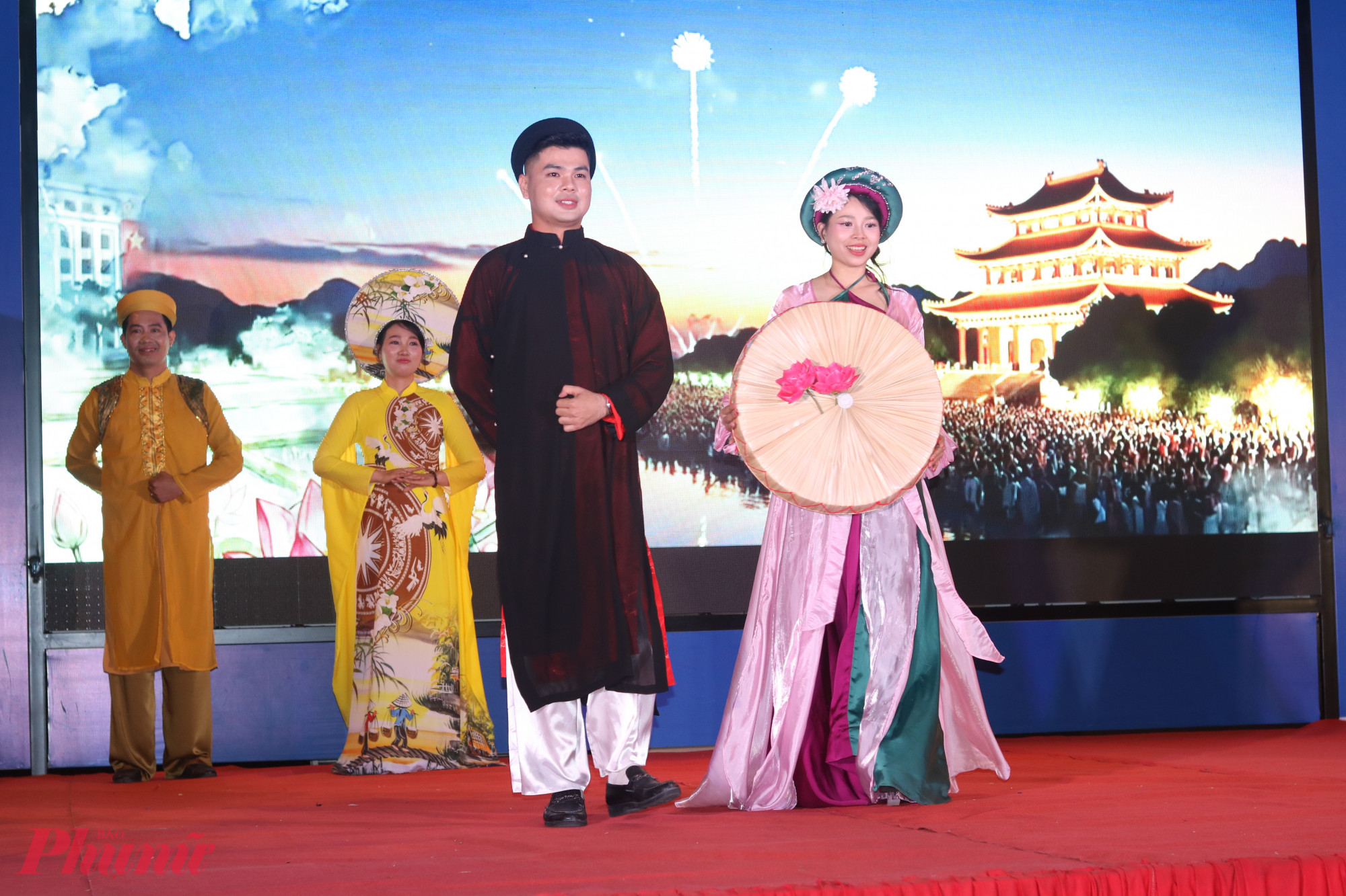 Ban giám khảo dành lời khen cho các đội chọn khung hình trình chiếu làm nền cho phần trình diễn áo dài thêm sinh động, ý nghĩa - Ảnh: Mẫn Nhi