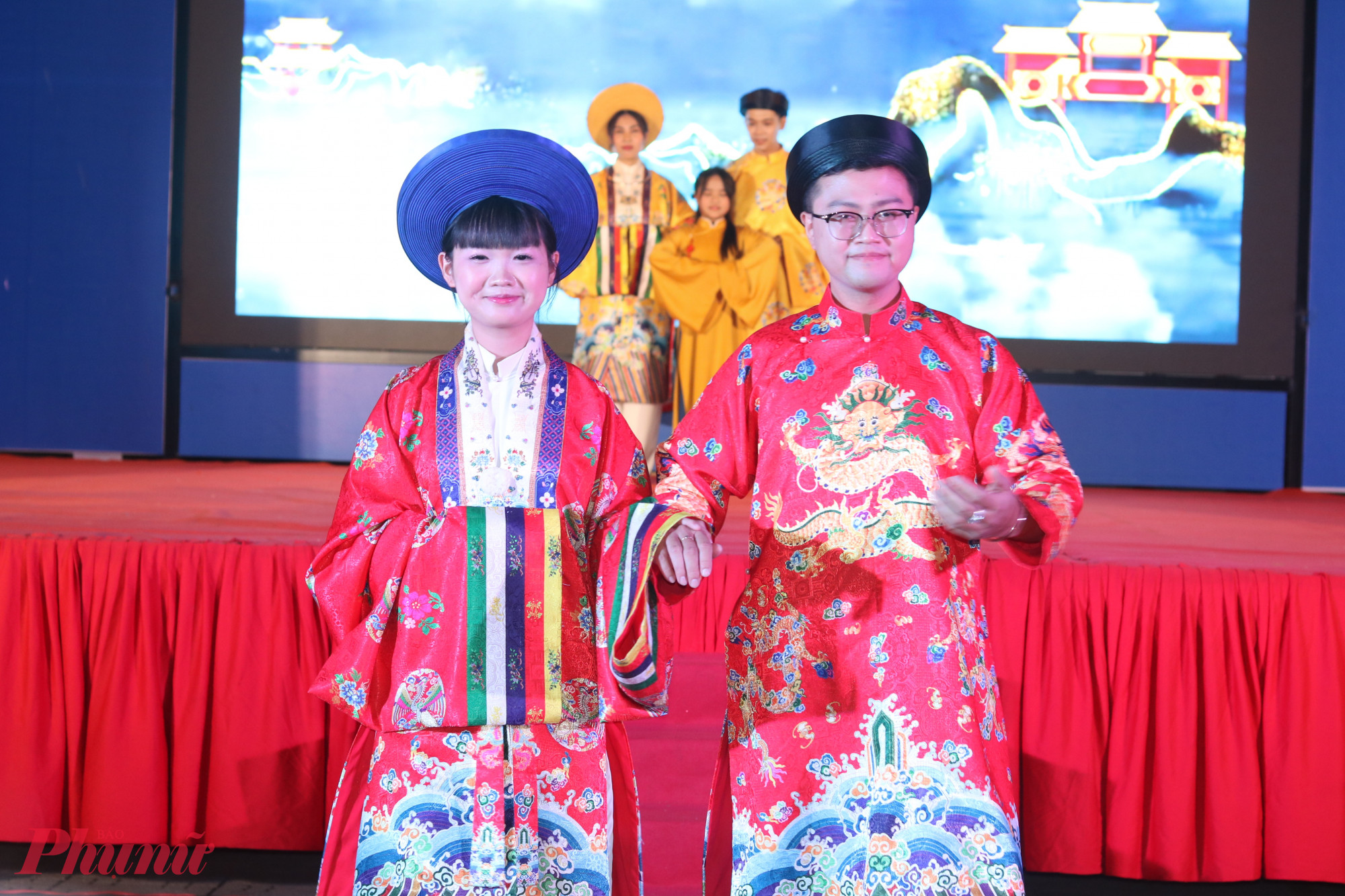 Áo dài Nhật Bình được giới thiệu tại hội thi - Ảnh: Mẫn Nhi