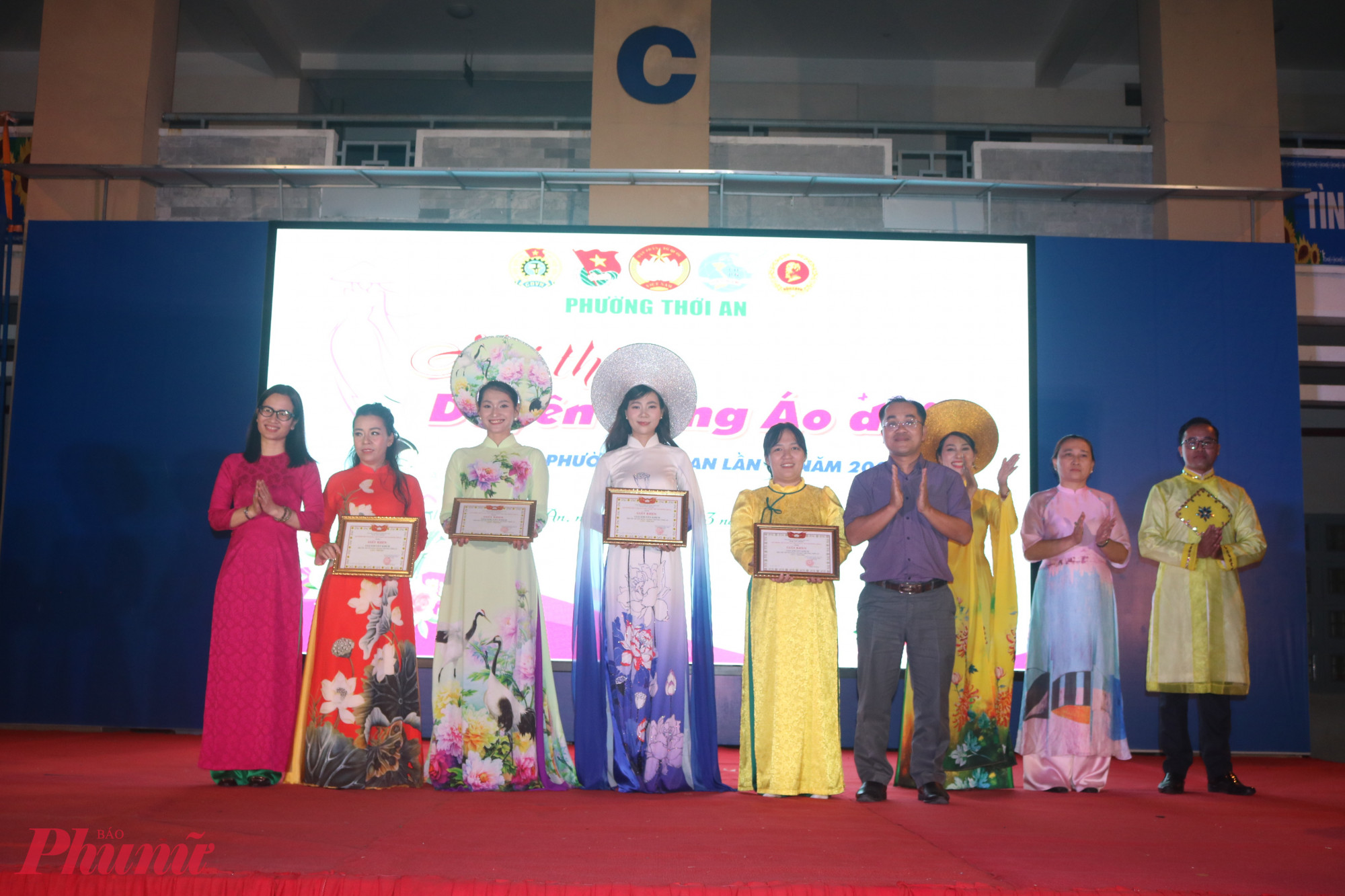 Ban tổ chức trao giải đến đại diện các đội đoạt giải khuyến khích (bảng trường học) - Ảnh: Mẫn Nhi