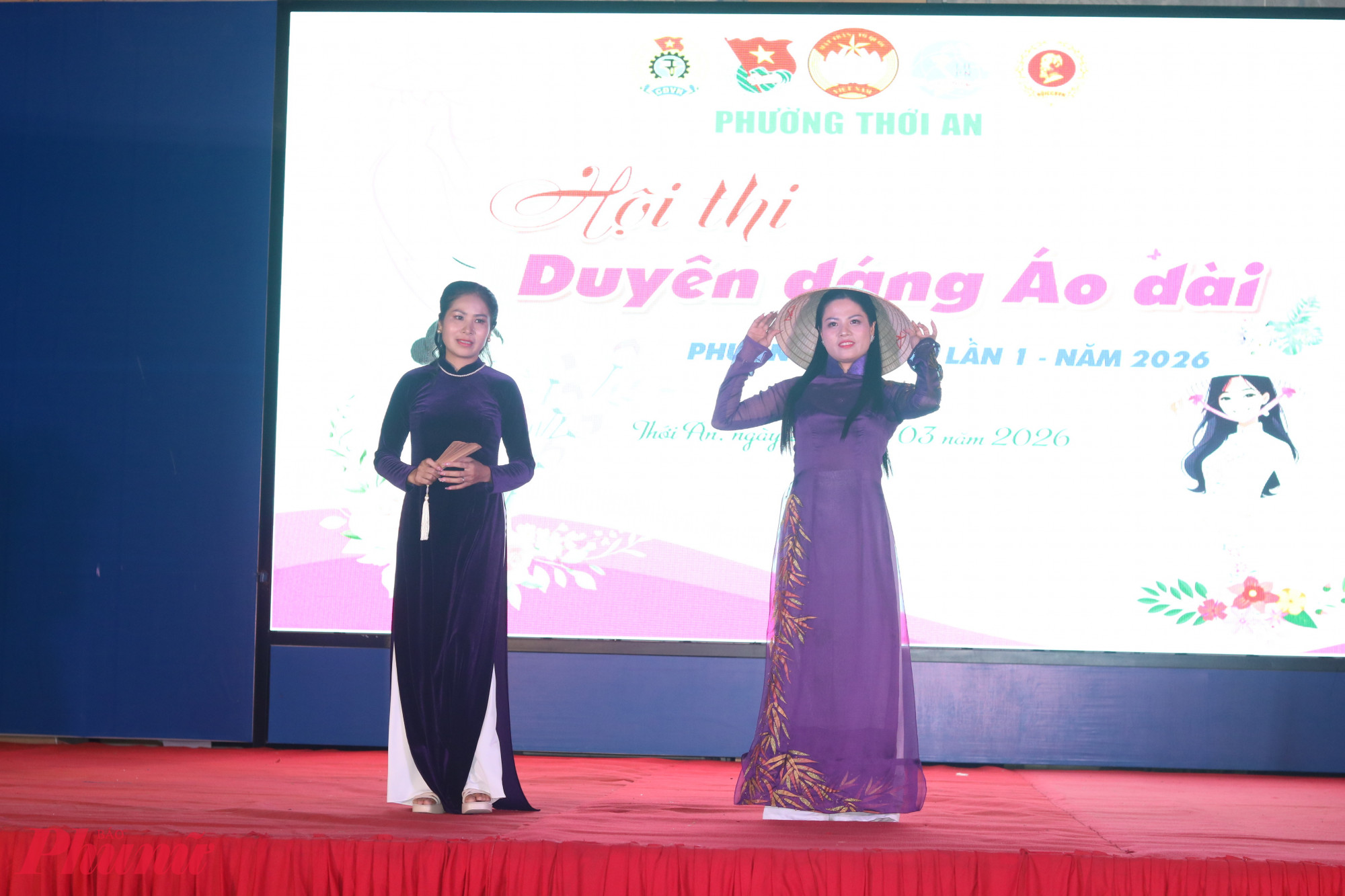 Những tà áo dài có thiết kế đơn giản mà tinh tế, góp phần tôn lên vẻ đẹp dịu dàng, duyên dáng của người mặc - Ảnh: Mẫn Nhi