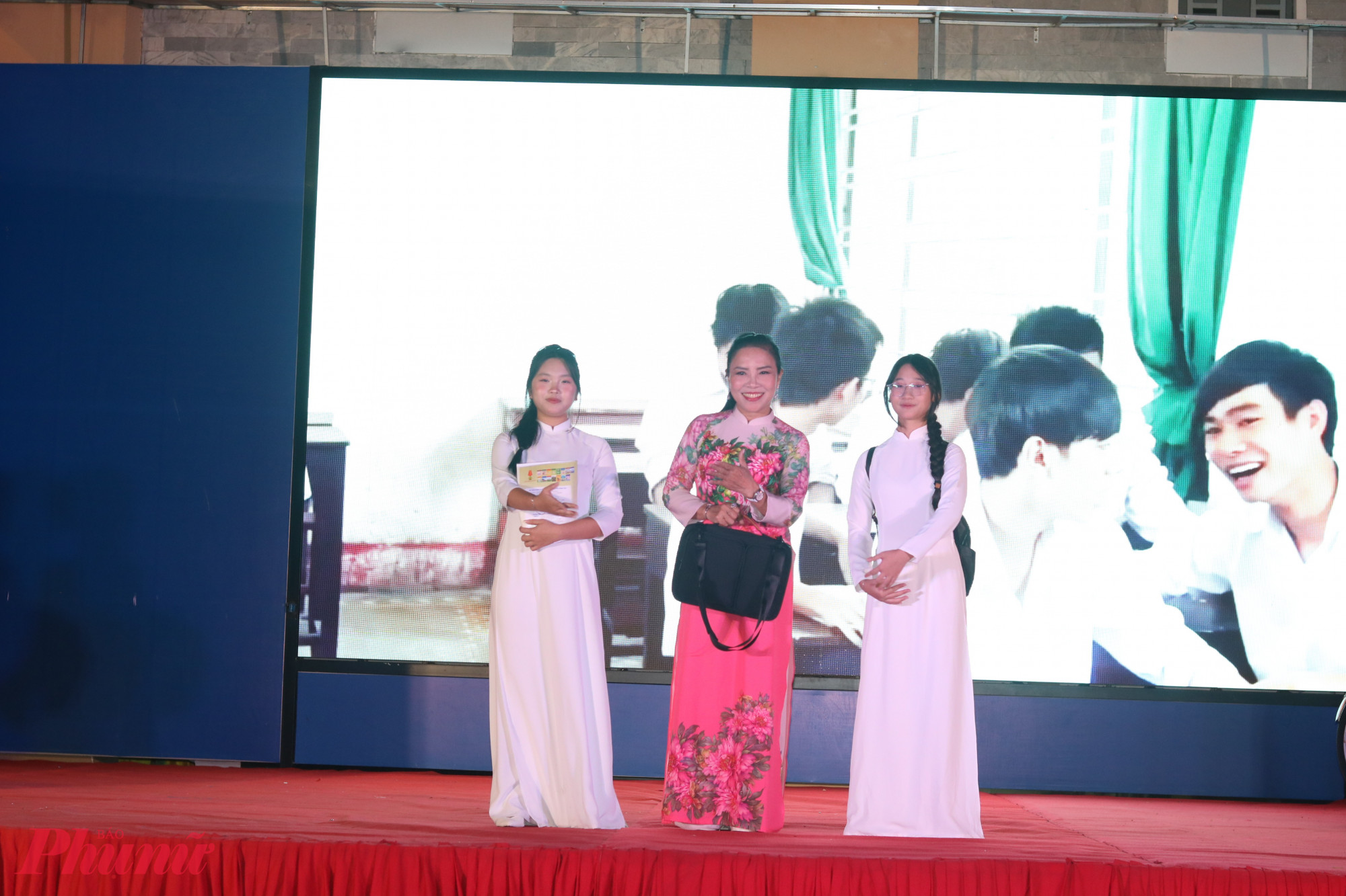 Áo dài hiện diện trong trường học qua phần thể hiện của đội thi liên khu phố 13, 14, 15 - Ảnh: Mẫn Nhi