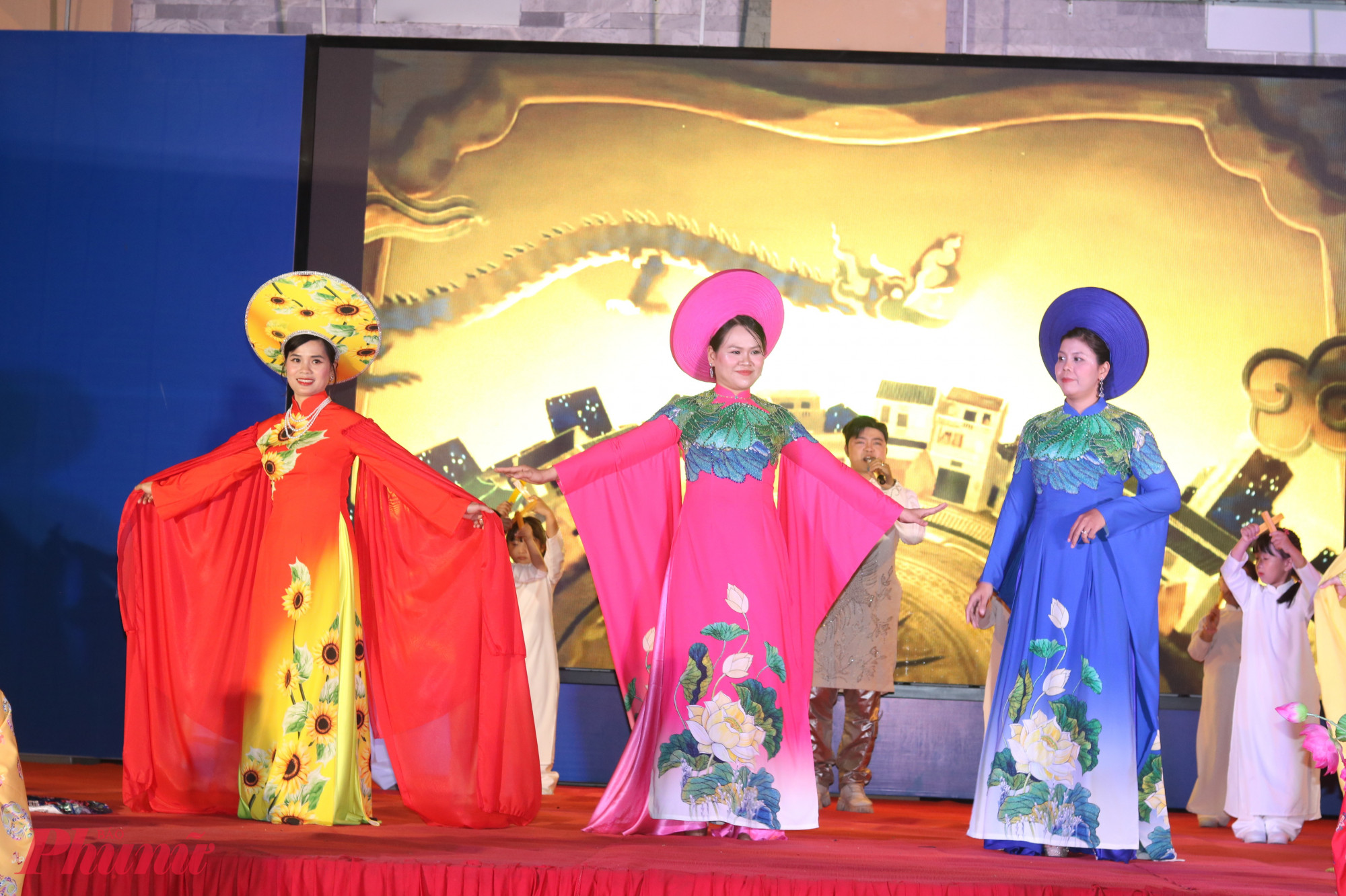 Đội thi trường mầm non Họa Mi 1 kết hợp trình diễn áo dài với hát, múa sôi động - Ảnh: Mẫn Nhi