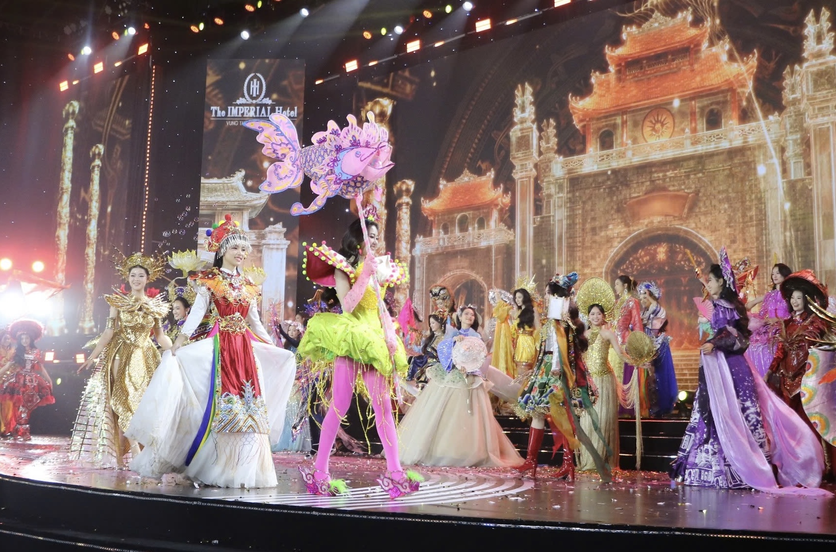 Các thí sinh trình diễn trang phục mở màn đêm chung khảo Hoa hậu Thế giới Việt Nam 2025 diễn ra tối 25/3 tại TPHCM