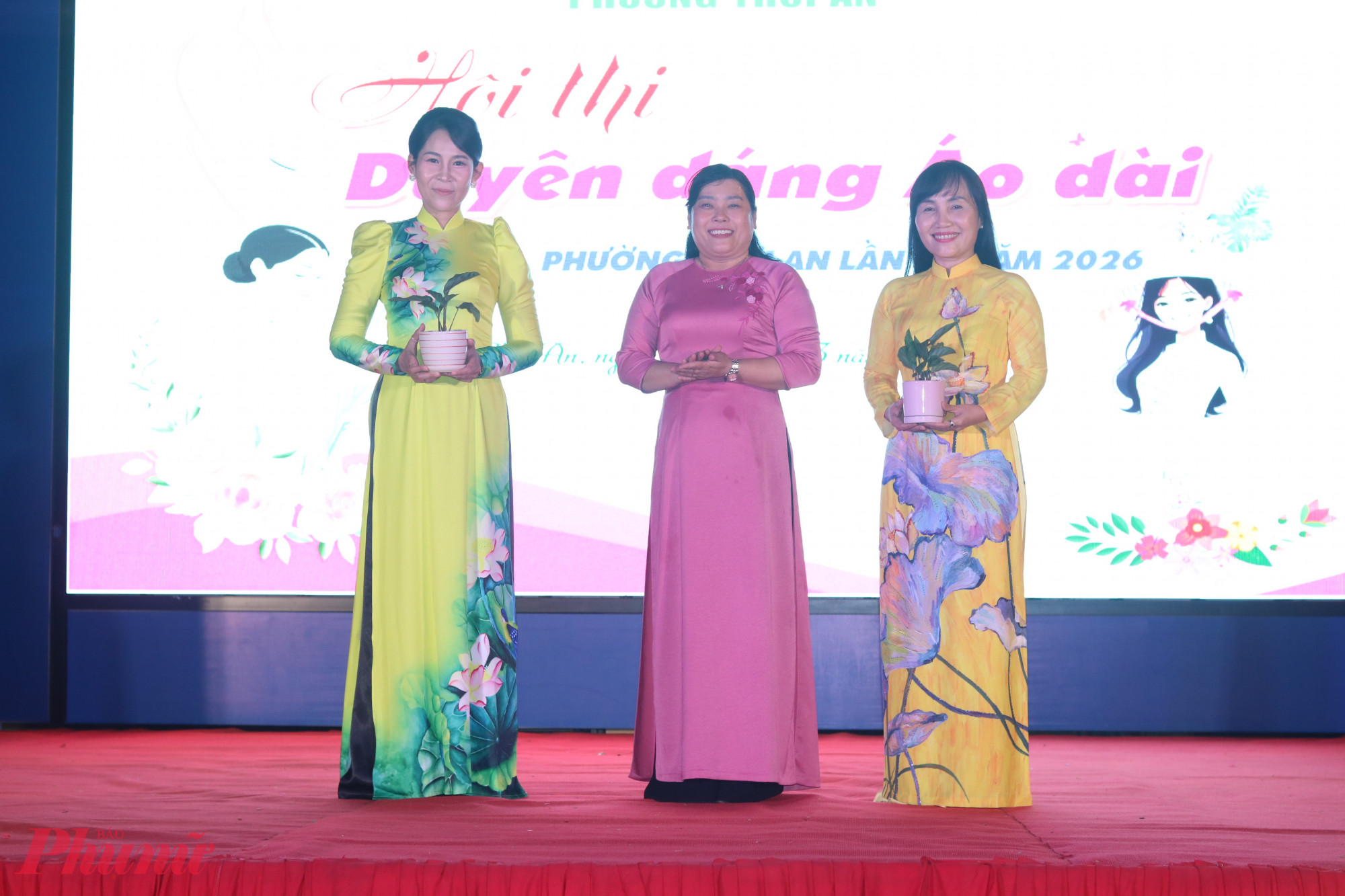 Thay mặt ban tổ chức, bà Nguyễn Thị Nhung – Chủ tịch Ủy ban MTTQ Việt Nam phường Thới An (giữa) tặng chậu cây thay lời cảm ơn thành viên ban giám khảo là  bà Trịnh Thị Thanh – Phó chủ tịch thường trực Hội LHPN TPHCM (bìa phải) và bà Phạm Thị Thanh Tuyền – Phó giám đốc Trung tâm Cung ứng dịch vụ công phường Thới An – Mẫn Nhi
