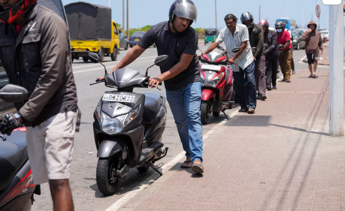 Người dân  Sri Lanka  xếp ha2ngc hờ đổ căng