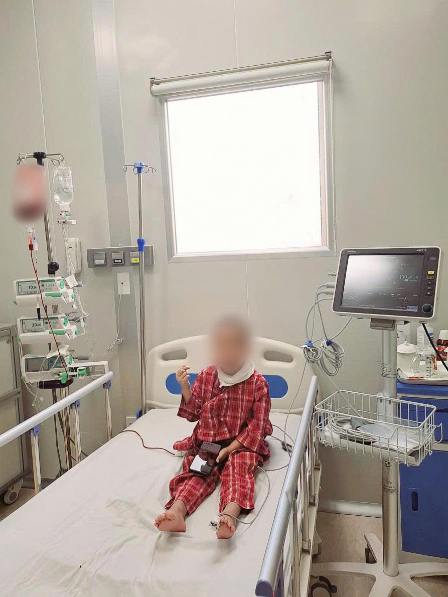 Bệnh nhi là cháu Hoàng T.M lúc điều trị tại Bệnh viện Trung ương Huế