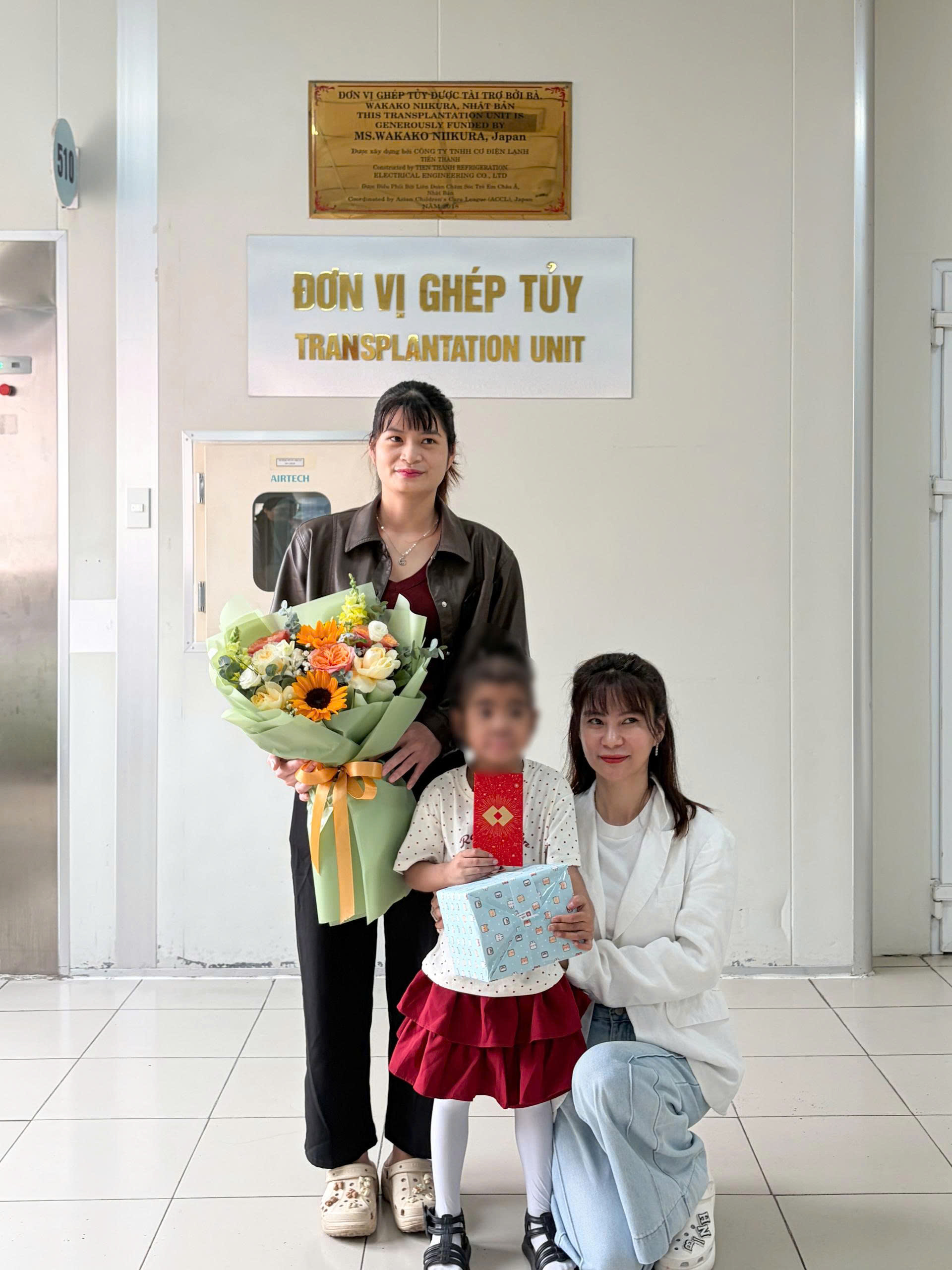 Bệnh nhi  T.M cùng mẹ trước giờ xuất viện