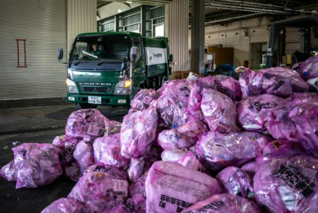 Tã thu được được cắt nhỏ, giặt sạch và tách thành bột giấy, nhựa và polyme siêu thấm