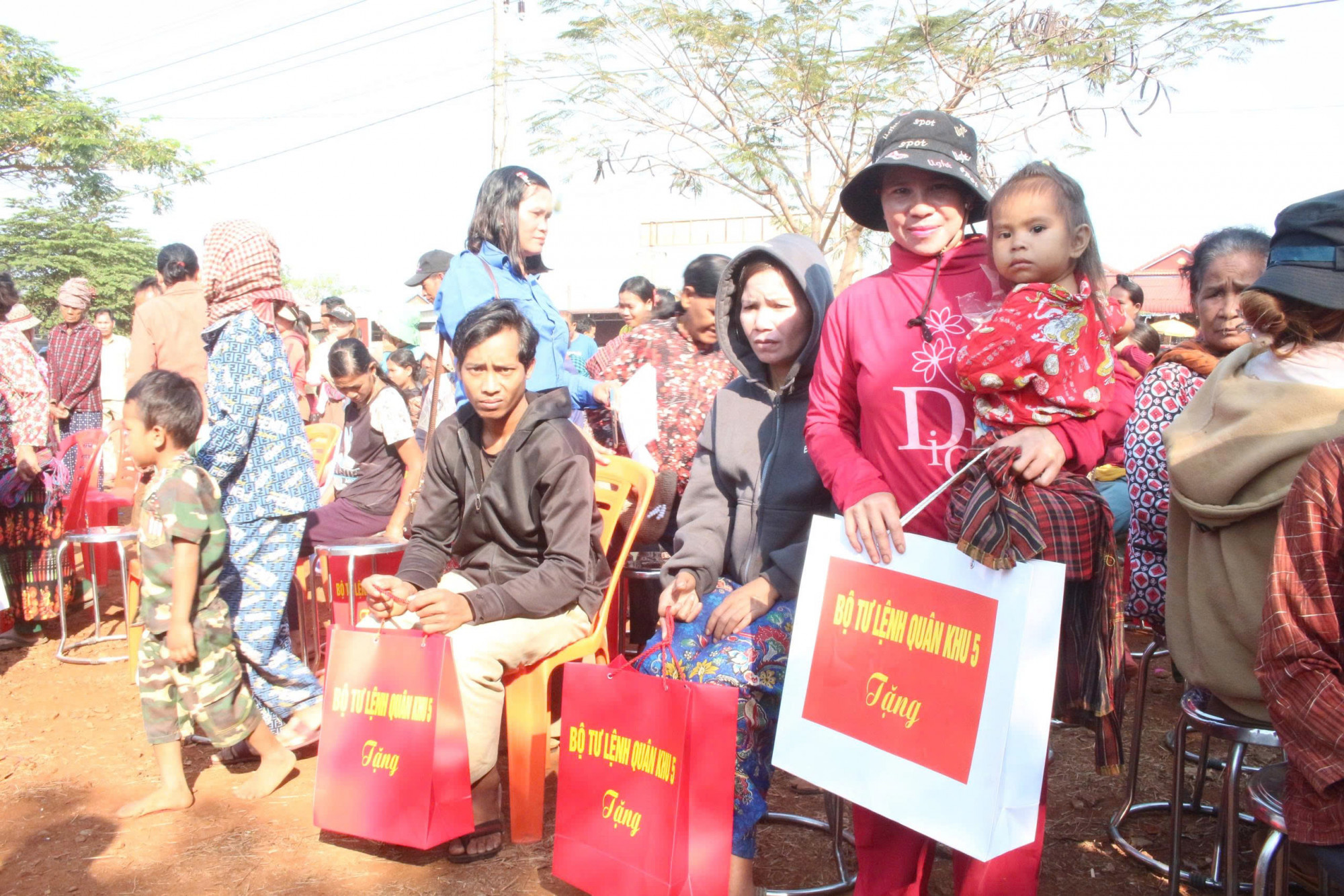 Đoàn công tác Quân khu 5 thăm, tặng quà cho người dân xã Pó Nhầy, huyện Oyadav, tỉnh Ratanakiri_Ảnh: Trần Tuấn.
