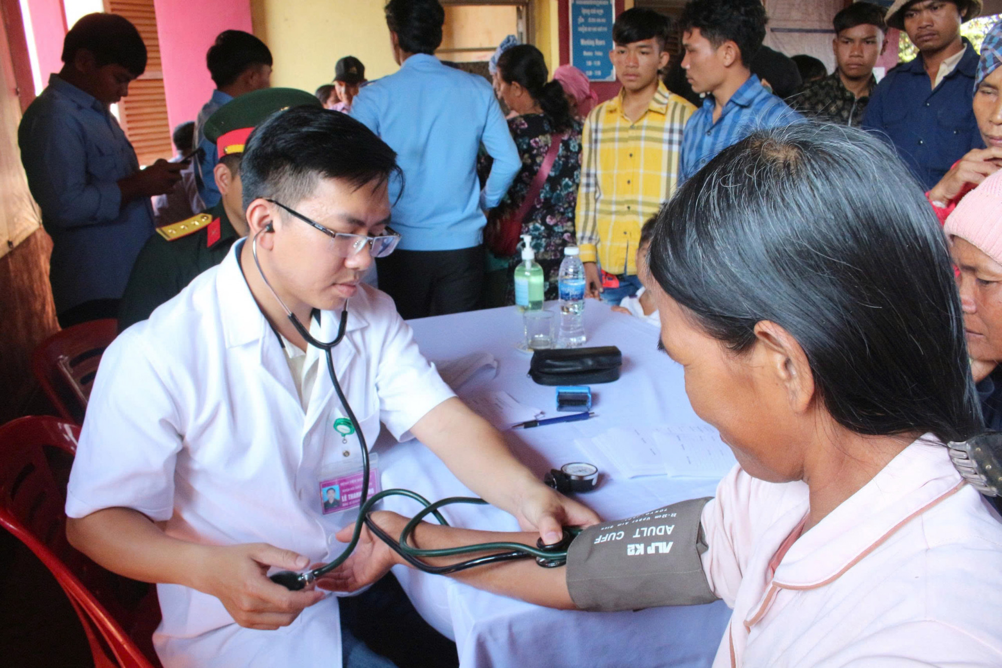 Các bác sỹ Bệnh viện Quân y 17 (Cục Hậu cần – Kỹ thuật Quân khu 5) khám bệnh, tư vấn sức khỏe và cấp thuốc miễn phí cho gần 1.000 lượt người dân Campuchia.