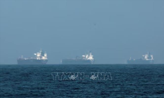 Tàu thuyền đậu ngoài khơi Fujairah, Các Tiểu vương quốc Arab Thống nhất UAE), trong bối cảnh Iran hạn chế hoạt động hàng hải qua eo biển Hormuz, ngày 3/3/2026 - Ảnh: Reuters/TTXVN