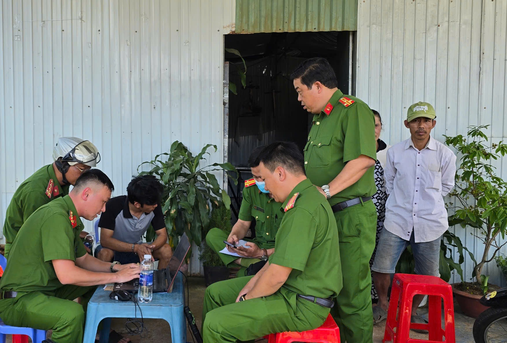 Lực lượng công an làm việc với người đàn ông gây ra vụ việc - ảnh: T.L.