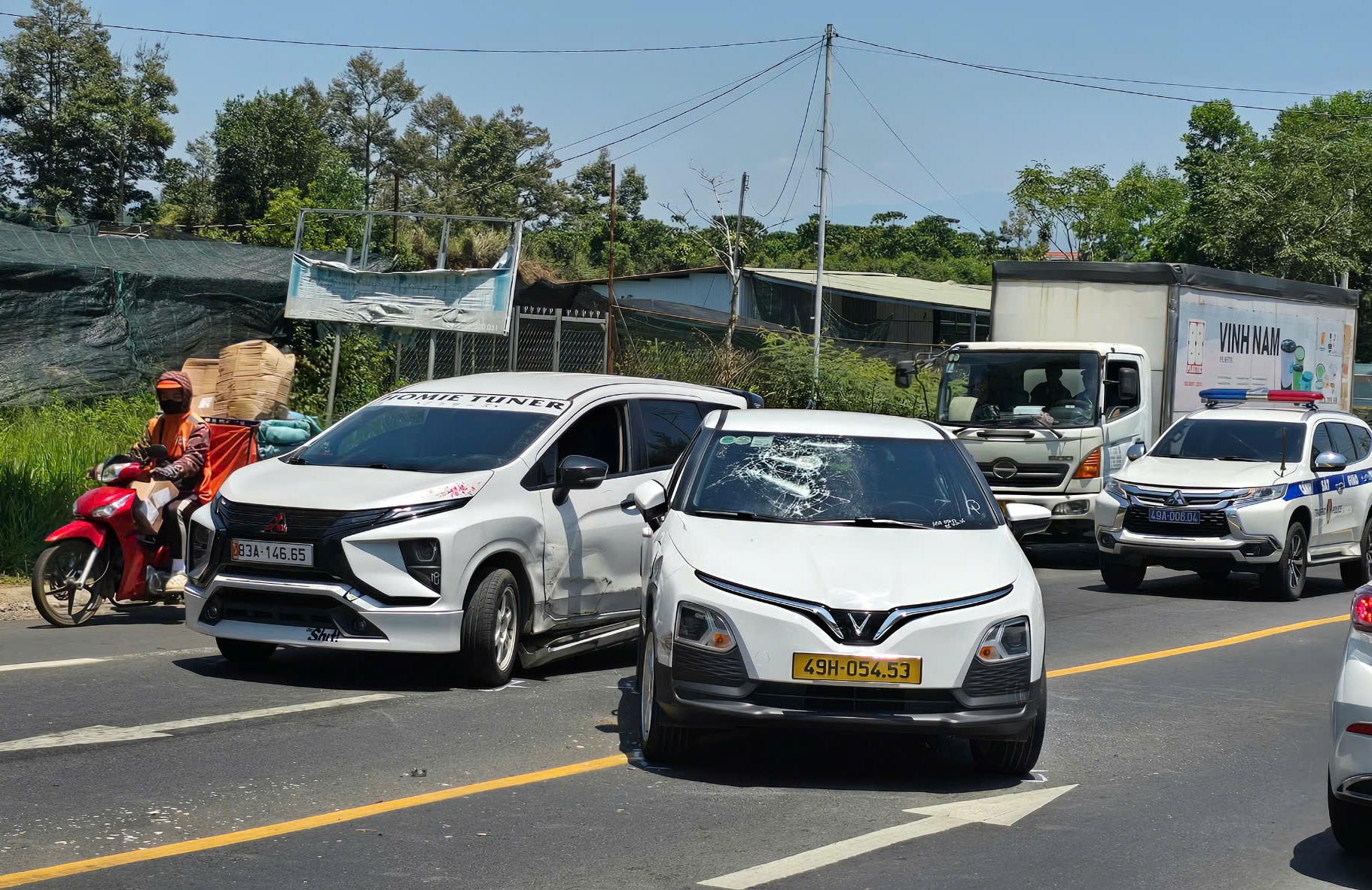 Kính chắn gió phía trước xe taxi bị đập vỡ - ảnh: T.L.