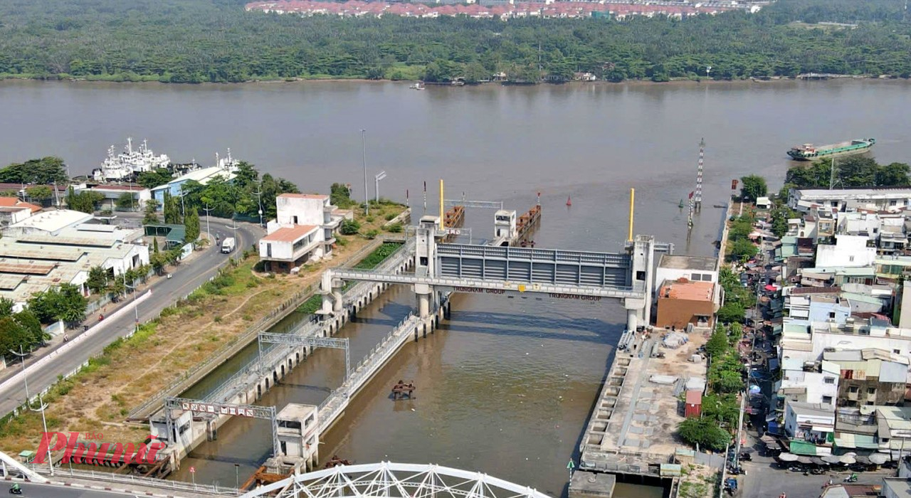 Cống ngăn triều chống ngập khu vực phường Tân Thuận - Ảnh: Nguyễn Văn 