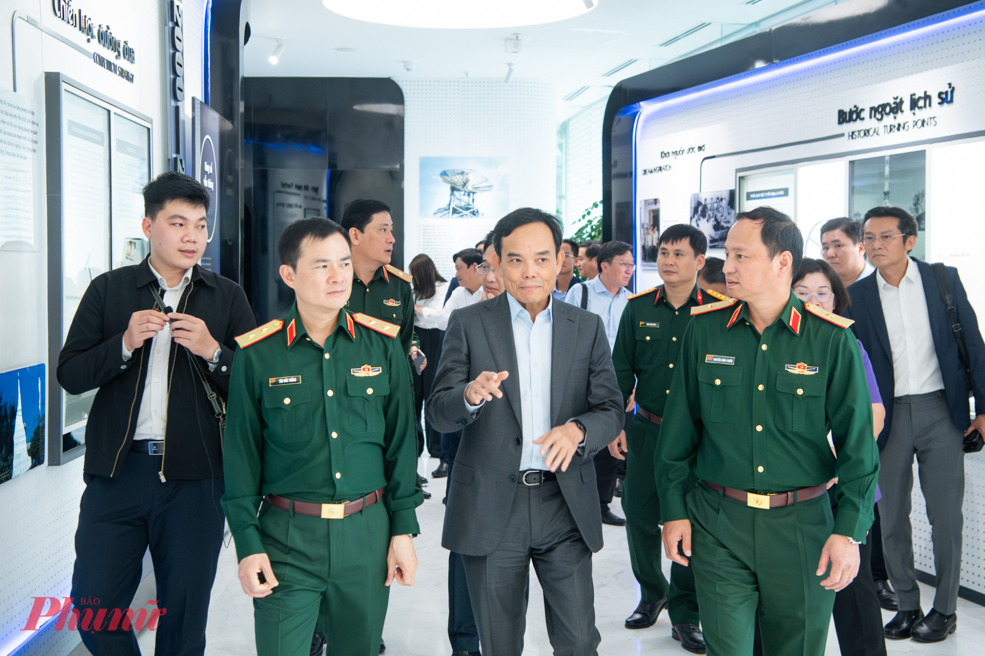 Ông Trần Lưu Quang, Ủy viên Bộ Chính trị, Bí thư Thành ủy TPHCM thăm bảo tàng Viettel