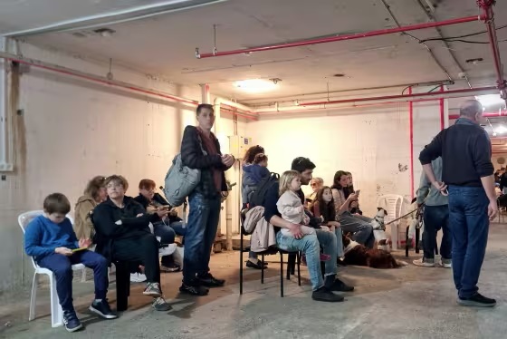 Người dân Israel trú ẩn trong hầm tránh bom công cộng giữa một cuộc tấn công tên lửa của Iran tại Tel Aviv – Ảnh: David Silverman / Getty Images