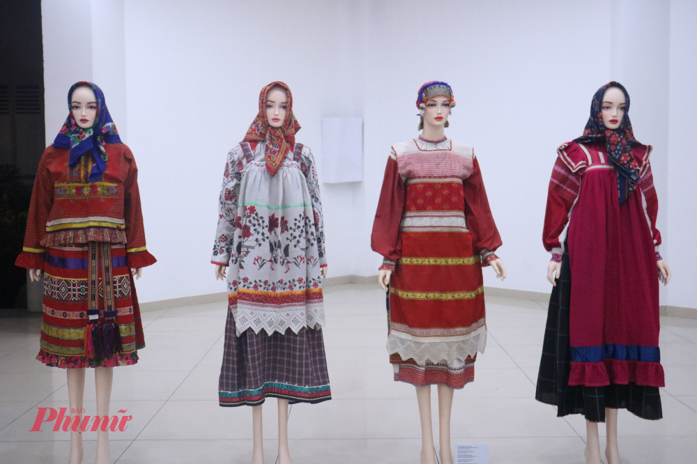 Trang phục lễ hội của phụ nữ nước Nga được trưng bày trong triển lãm