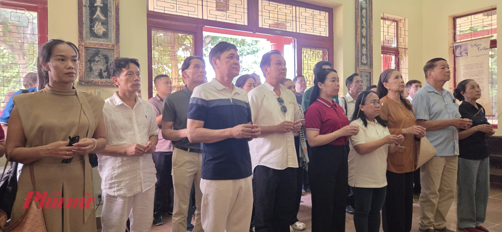 Các đại biểu dâng hương tại nhà lưu niệm Thi tướng Huỳnh Văn Nghệ.