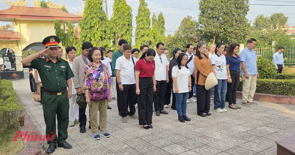 Các đại biểu mặc niệm tưởng niệm các liệt sĩ tại nhà bia ghi danh liệt sĩ liên xã.