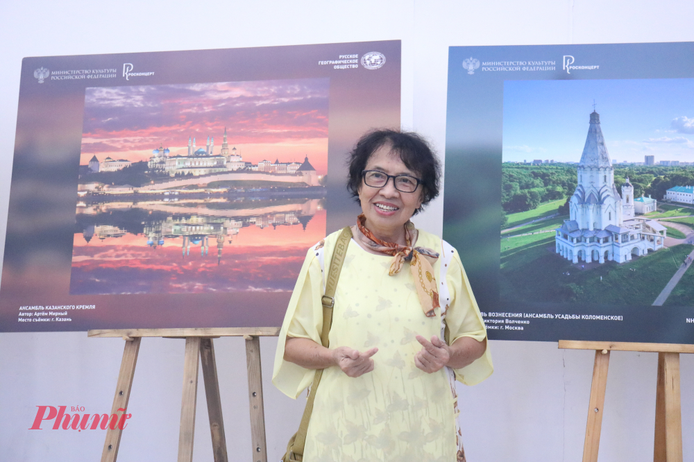 Khách tham dự hào hứng thưởng lãm