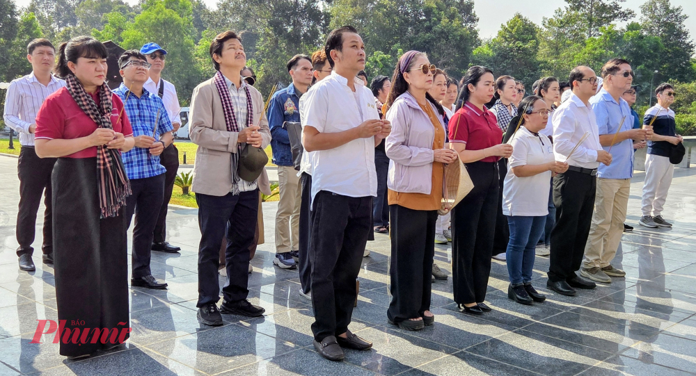 Các đại biểu dâng hương tại tượng đài Khu tưởng niệm chiến khu Đ.