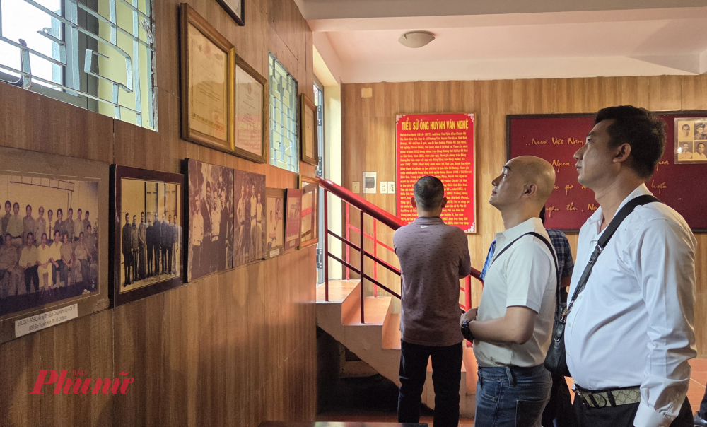 NSƯT Lê Trung Thảo và nghệ sĩ Bảo Châu xem các hình ảnh về cuộc đời Thi tướng Huỳnh Văn Nghệ.