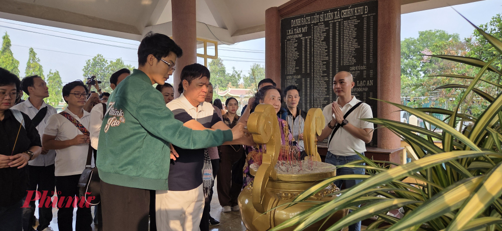 Các nghệ sĩ trẻ thắp hương tưởng niệm các liệt sĩ.