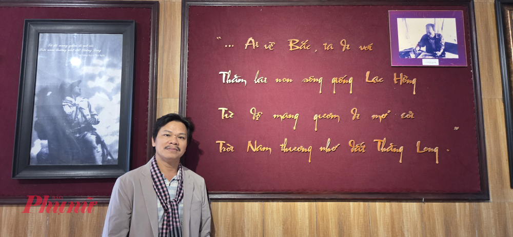 Đạo diễn Hoàng Duẩn bên vần thơ nổi tiếng của Thi tướng Huỳnh Văn Nghệ mà ông rấtvyeeu thích