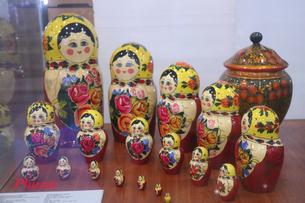 Khu vực phía ngoài khán phòng chính là nơi trưng bày triển lãm Di sản văn hóa Nga