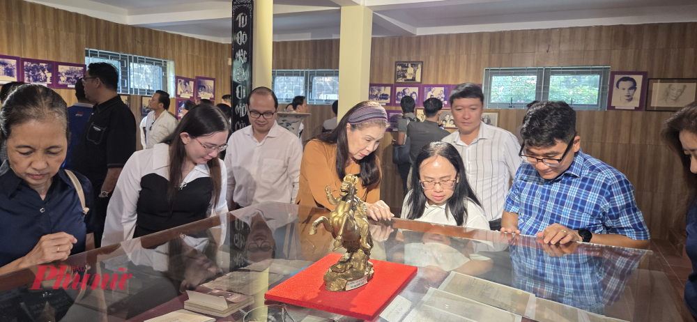 Các đại biểu xem các kỷ vật của Thi tướng Huỳnh Văn Nghệ.