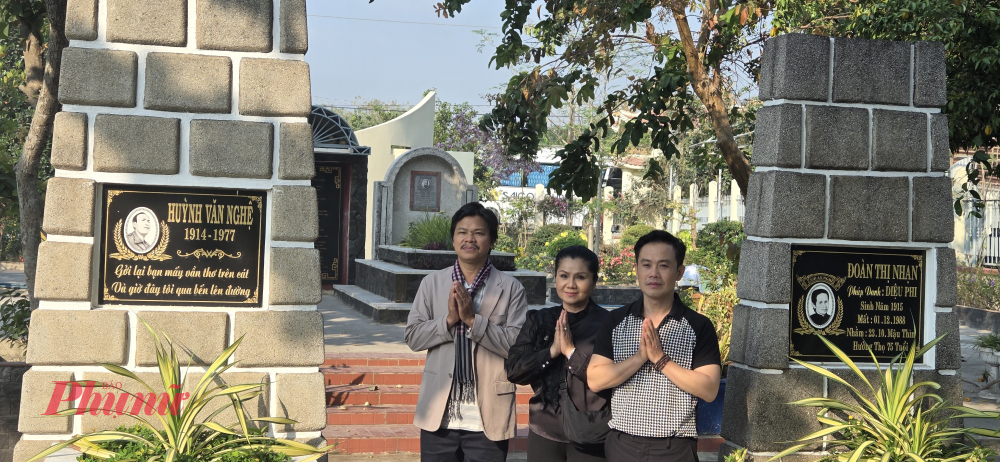 Đạo diễn Hoàng Duẩn, NS ƯT Tú Sương và tác giả Phạm Văn Đằng viếng mộ Thi tướng Huỳnh Văn Nghệ và bà Đoàn Thị Nhạn.