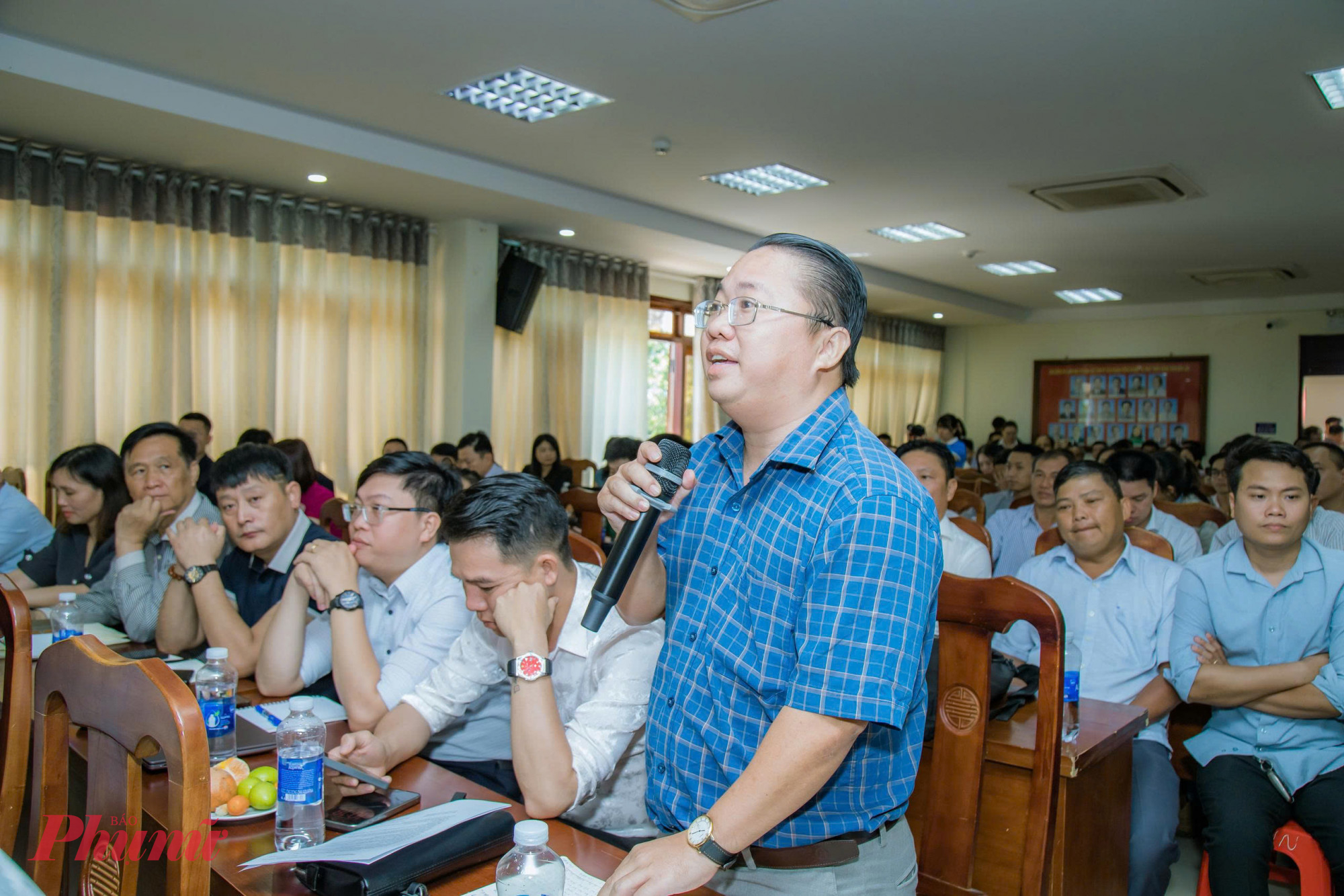 Các đại biểu tham dự hội nghị trao đổi về những khó khăn, vướng mắc trong quá trình sản xuất, tiêu thụ sầu riêng