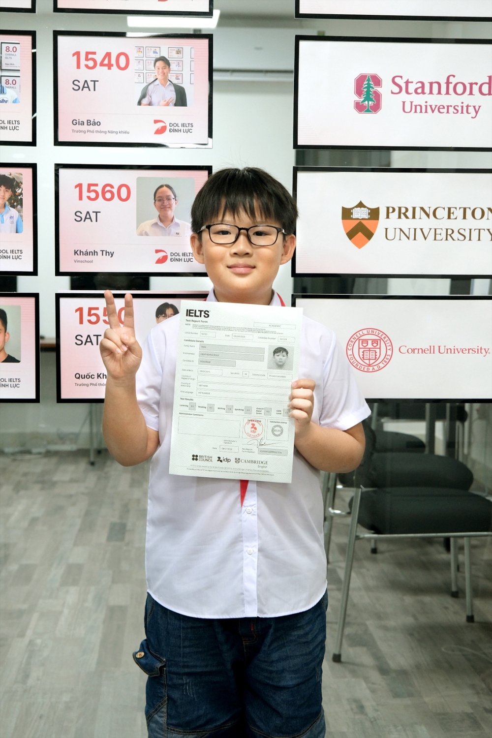 Em Hoàng Phúc (lớp Năm) và kết quả EILTS 8.0 - Ảnh do nhân vật cung cấp 