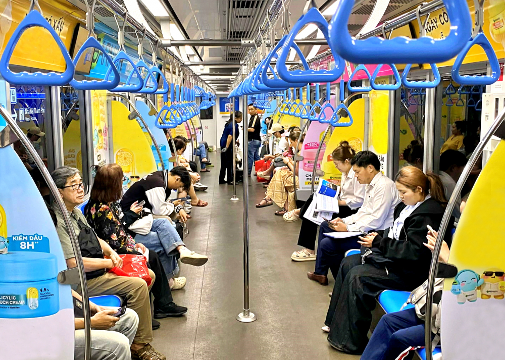 Nhiều người ở TPHCM đi làm tàu điện trên tuyến metro số 1. Trong tháng 3/2026, mỗi ngày TPHCM có khoảng 340.000 lượt khách sử dụng các phương tiện giao thông công cộng, tăng 35% so với tháng 2/2026 ẢNH: TỨ QUÝ