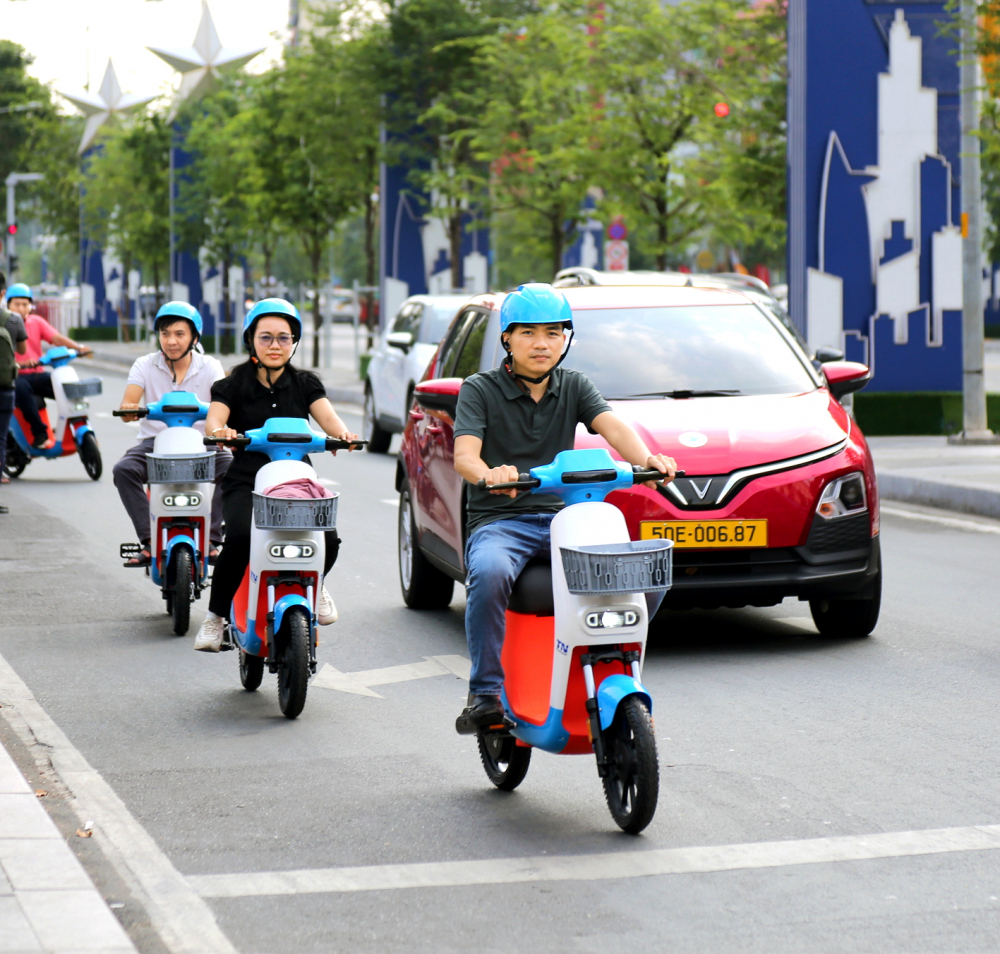 Nhiều người ở TPHCM dùng thử xe đạp điện công cộng - ẢNH: TỨ QUÝ