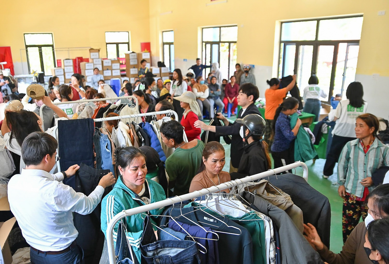 Chương trình RE.UNIQLO gửi tặng 3.000 trang phục đến người dân xã Phước Chánh - Ảnh: UNIQLO