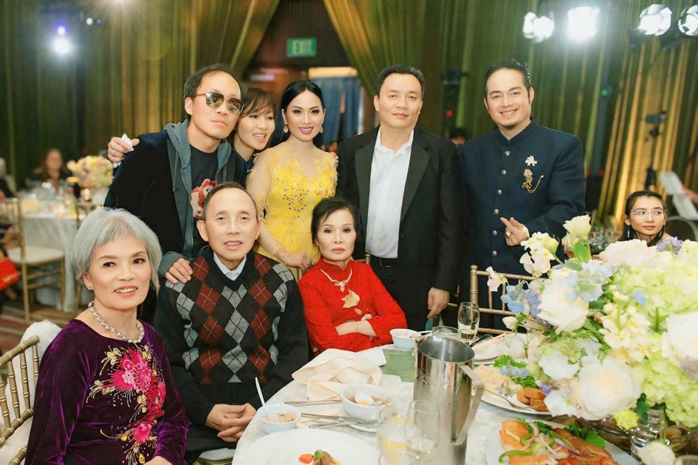 Ca sĩ Hà Phương (áo vàng) bên các thành viên trong gia đình và bạn bè - Ảnh do nhân vật cung cấp