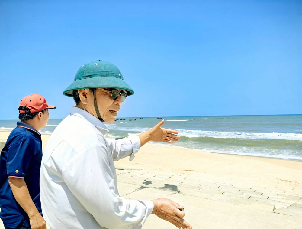 Ông Nguyễn Văn Cương (phải) - Bí thư Chi bộ thôn Hà Lộc - nói về hiệu quả của việc bảo tồn rạn Bà Đậu - ẢNH: U.N.