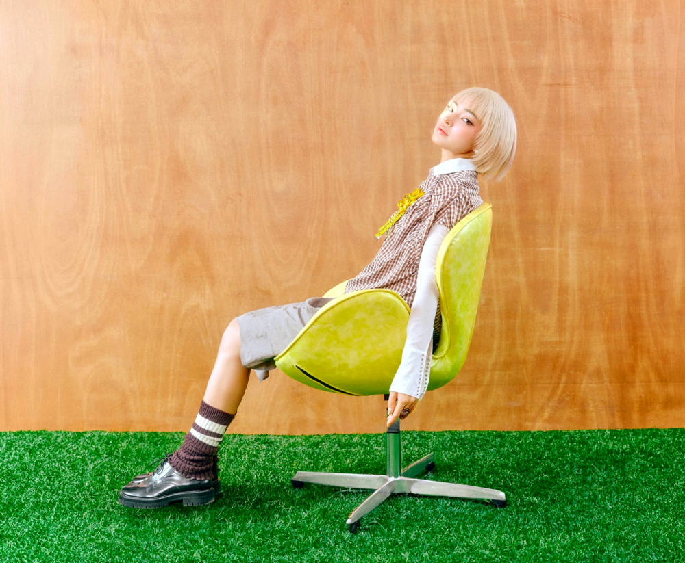 Châu Bùi gây ra cuộc tranh cãi lớn về giọng hát nhưng không ai phủ nhận phần nhìn  của MV Big girl don’t you cry - Nguồn ảnh: Facebook nhân vật