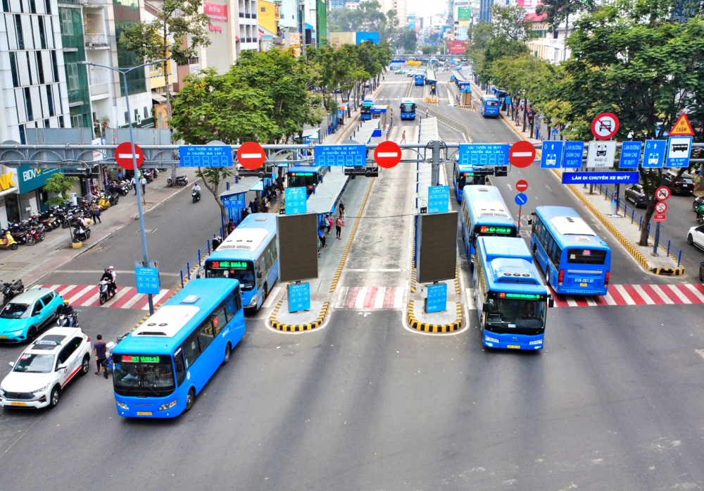 TPHCM hiện có 180 tuyến xe buýt, trong đó có 66 tuyến sử dụng năng lượng sạch,  giúp người dân đi lại thuận tiện bằng phương tiện giao thông công cộng thay cho phương tiện cá nhân và góp phần giảm khí thải - ẢNH: TỨ QUÝ