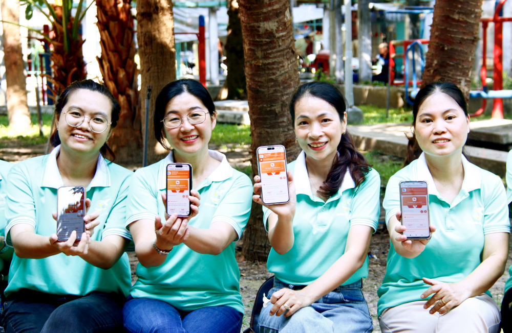 Cán bộ và hội viên phụ nữ phường Diên Hồng trải nghiệm ứng dụng “Trợ lý AI - Bạn đồng hành của phụ nữ Thành phố Hồ Chí Minh”