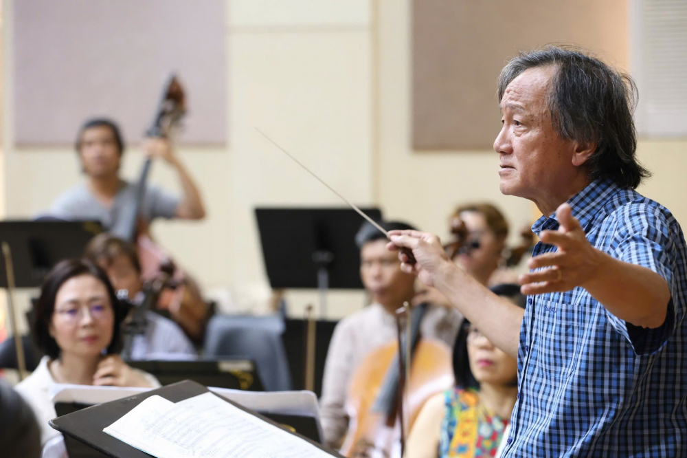 Nhạc trưởng Trần Vương Thạch tập luyện với dàn nhạc - Ảnh: HBSO